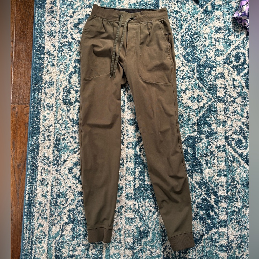 SHORT KING APPROVED Men’s olive green Lululemon joggers XS